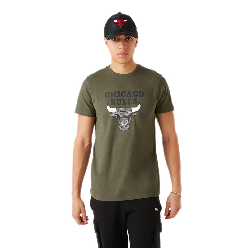 New Era Tee-shirt New Era CHICAGO BULLS OUTDOOR UTILITY New Era Tee-shirt New Era CHICAGO BULLS OUTDOOR UTILITY